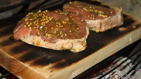 стейки из говядины с тархуновым сливочным маслом на мангале на дощечке