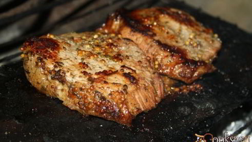 стейки из говядины с тархуновым сливочным маслом на мангале на дощечке