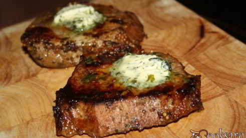 стейки из говядины с тархуновым сливочным маслом на мангале на дощечке