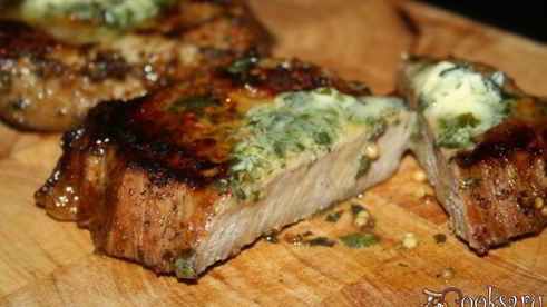 стейки из говядины с тархуновым сливочным маслом на мангале на дощечке