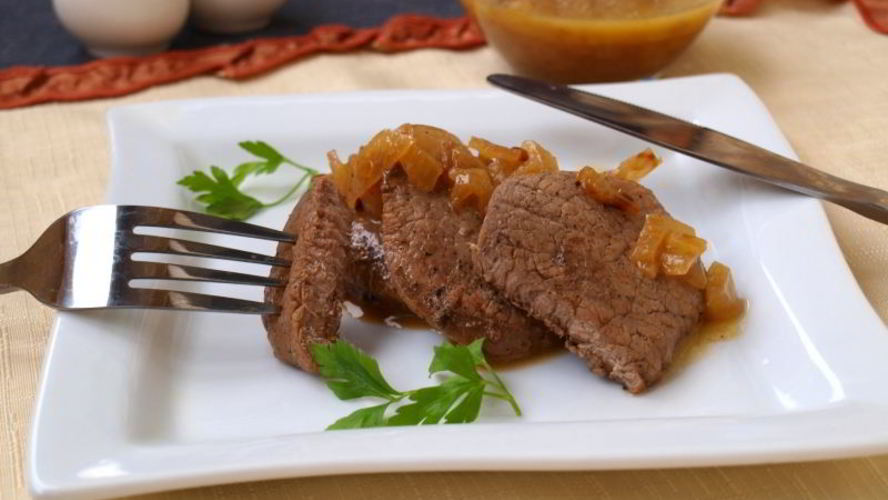 Рецепт стейков из свинины с луковым соусом