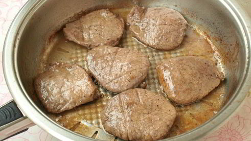 стейки из свинины с луковым соусом