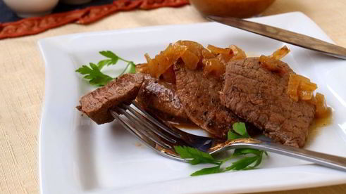 стейки из свинины с луковым соусом