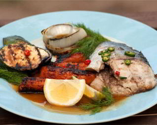 Стейки из толстолобика с овощами гриль