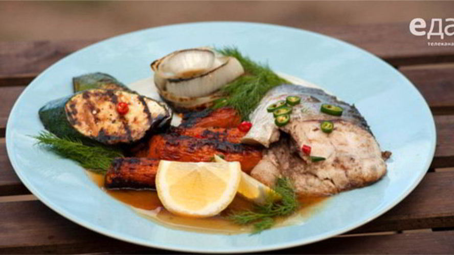 Рецепт стейков из толстолобика с овощами гриль
