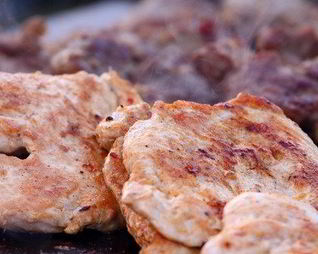 Стейки на гриле под голубым сырным соусом