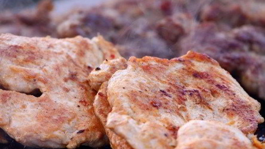 Рецепт стейков на гриле под голубым сырным соусом