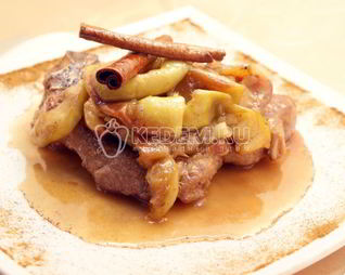 Свиной стейк на сковороде в яблочном соусе