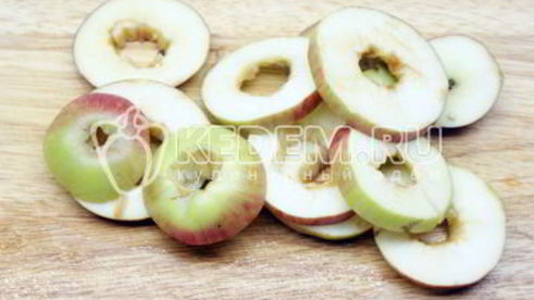 свиной стейк на сковороде в яблочном соусе