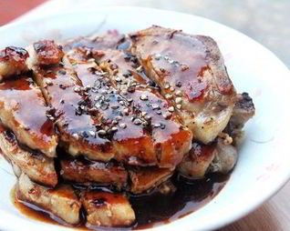 Свиные стейки с соусом из черного перца