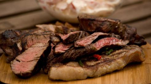 три вида стейков и томатный салат