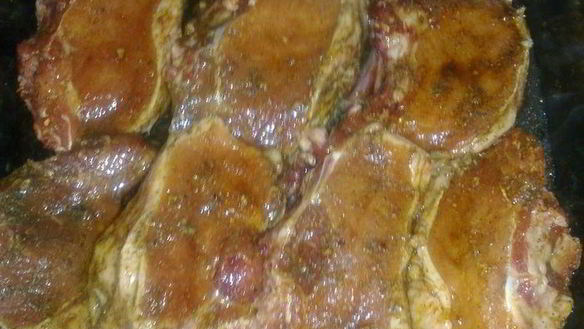 Рецепт Запеченых свиных стейков в чесночном соусе