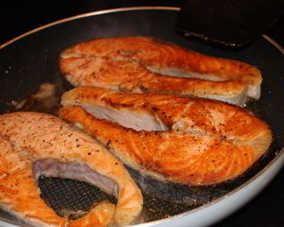Жареные стейки из лосося