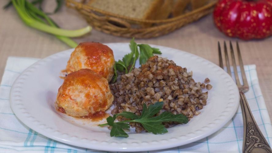 Рецепт диетических тефтелей из куриного фарша в духовке с подливкой