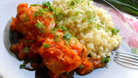 Рецепт Куриных тефтелей с булгуром в томатном соусе