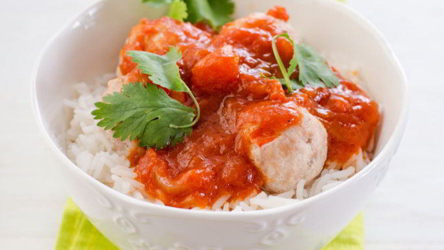 Рецепт куриных тефтелей с кориандром и томатным соусом