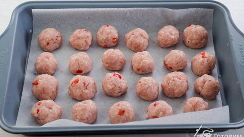 куриные тефтели с кориандром и томатным соусом