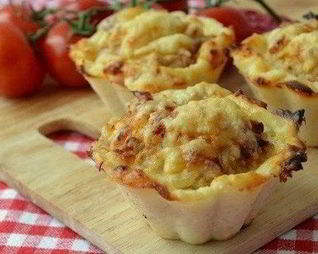 Куриные тефтельки в картофельных корзиночках с сыром