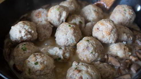 нежные тефтели в грибном соусе