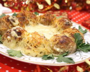 Рождественский венок из тефтелей