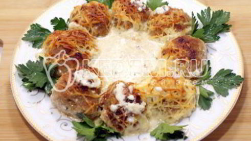 рождественский венок из тефтелей