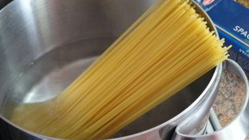 рыбные тефтели в гнезде из спагетти со сливочным соусом