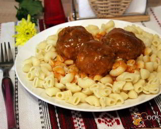 Тефтели из говядины с рисом в соусе из овощного сока