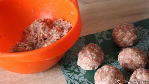 тефтели из говядины с рисом в соусе из овощного сока