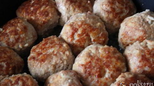 тефтели из говядины с рисом в соусе из овощного сока