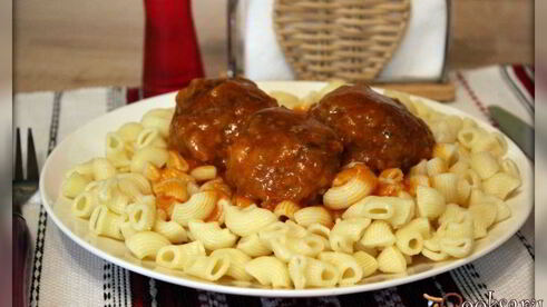 тефтели из говядины с рисом в соусе из овощного сока