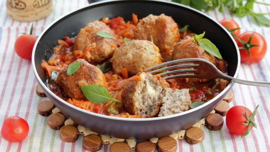 Рецепт тефтелей с моцареллой в томатно-овощном соусе