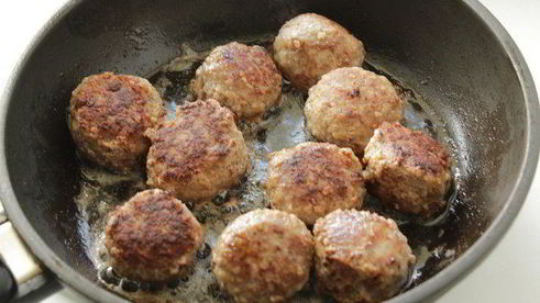 тефтели с моцареллой в томатно-овощном соусе