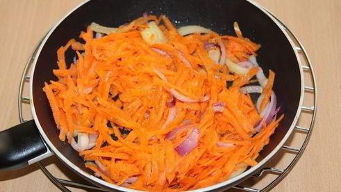 тефтели с моцареллой в томатно-овощном соусе