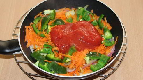 тефтели с моцареллой в томатно-овощном соусе