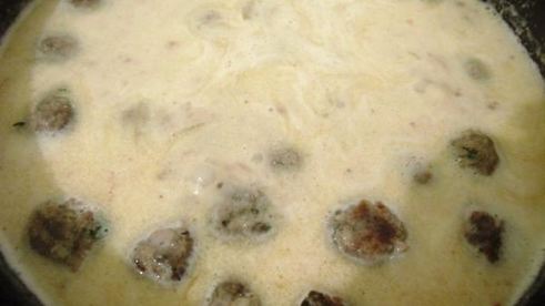 тефтели со сметанным соусом