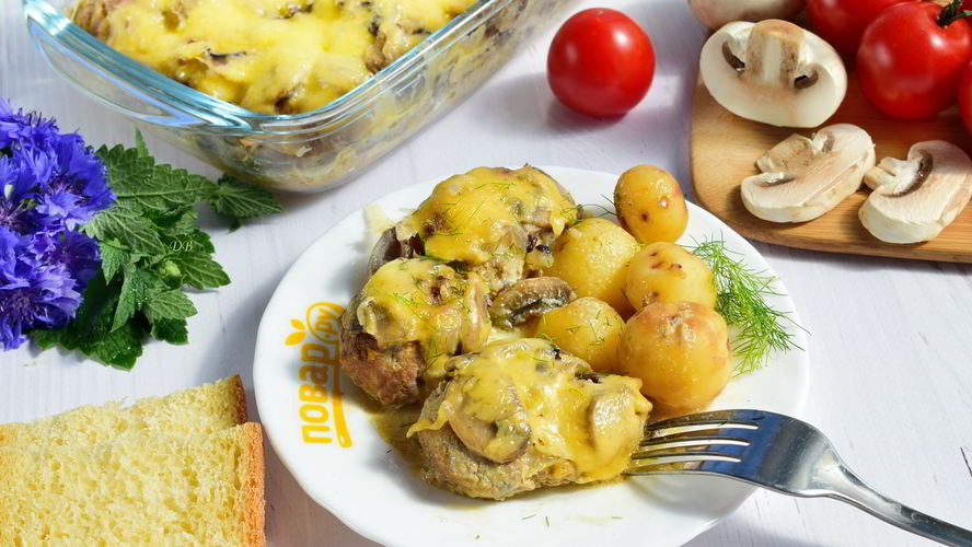 Рецепт тефтелей в грибном соусе под сыром