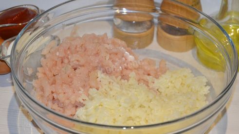 тефтели в сметанно-томатном соусе в мультиварке