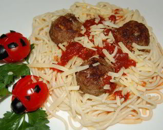 Тефтельки и спагетти с соусом Божья коровка
