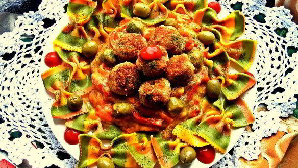 Рецепт Тефтелек с трехцветной пастой и овощной подливой