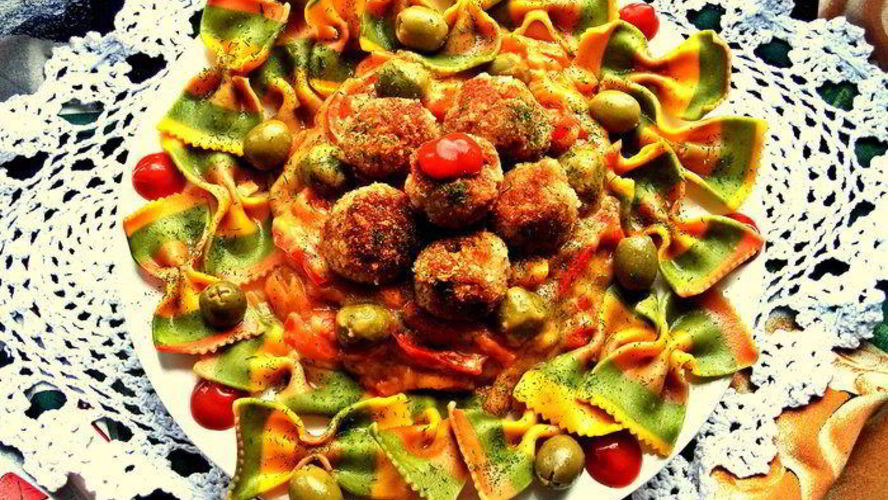 Рецепт тефтелек с трехцветной пастой и овощной подливой