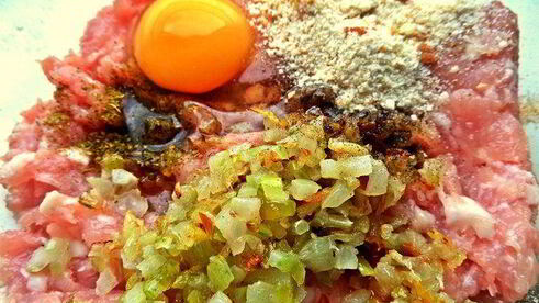 тефтельки с трехцветной пастой и овощной подливой