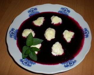 Творожные ньокки в соусе из черной смородины