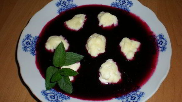 Рецепт Творожных ньокков в соусе из черной смородины
