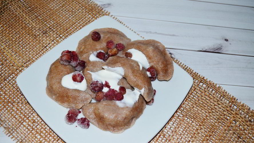 Рецепт диетических вареников с ягодами