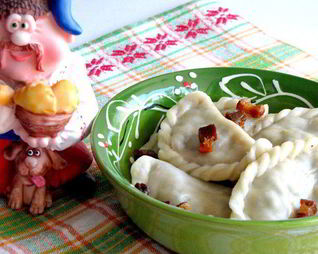 Вареники с капустой, грибами и шкварками