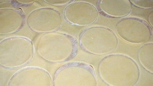 вареники с капустой, грибами и шкварками