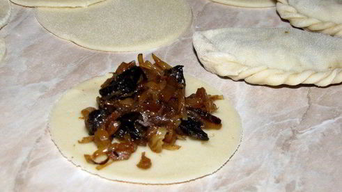 вареники с капустой, грибами и шкварками