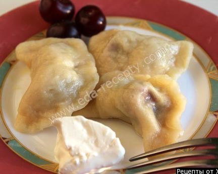 Вареники с вишней и манкой на пару