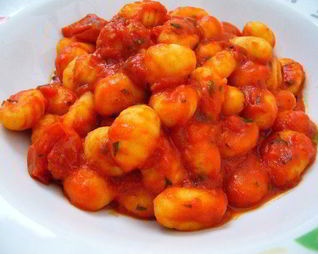 Веганские картофельные ньокки с насыщенным томатным соусом