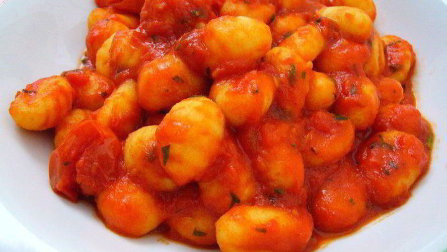 Рецепт веганских картофельных ньокков с насыщенным томатным соусом